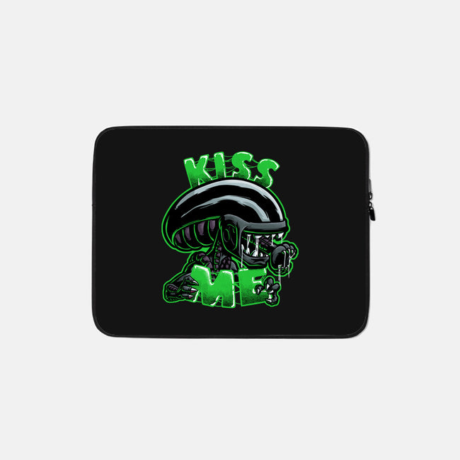 Alien Kiss Me-none zippered laptop sleeve-Studio Mootant